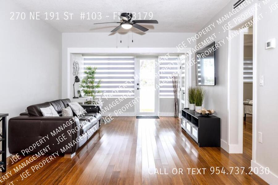 270 NE 191st St in Miami, FL - Building Photo