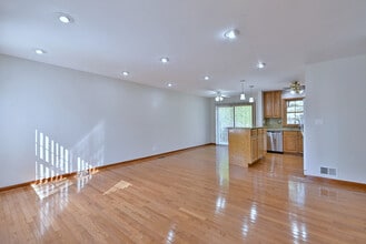 714 N Lakeside Dr in Vernon Hills, IL - Building Photo - Building Photo