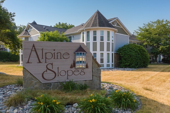 Alpine Slopes Apartments in Comstock Park, MI - Foto de edificio - Building Photo
