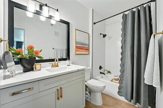 1001 Ross Ave in Dallas, TX - Foto de edificio - Building Photo