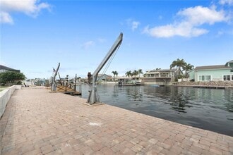 5008 S Shore Dr in New Port Richey, FL - Foto de edificio - Building Photo