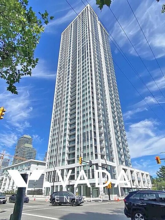 6468 Willingdon Ave in Burnaby, BC - Building Photo