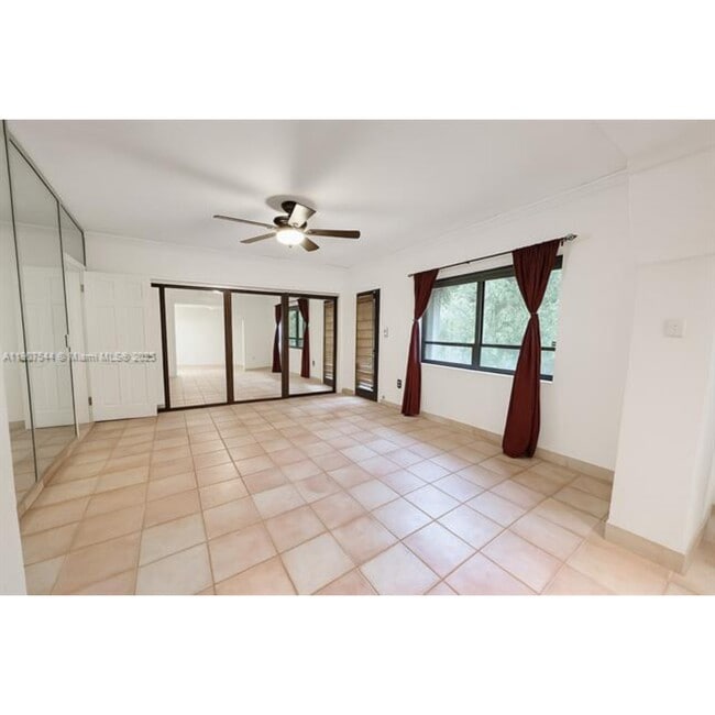 1915 Country Club Prado in Coral Gables, FL - Foto de edificio - Building Photo