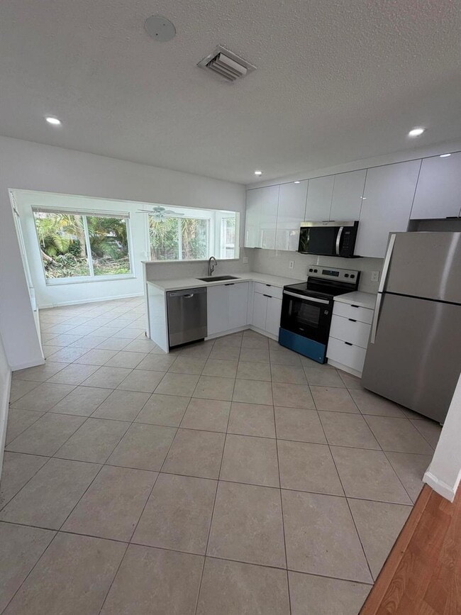 1707 NW 46th St in Fort Lauderdale, FL - Foto de edificio - Building Photo