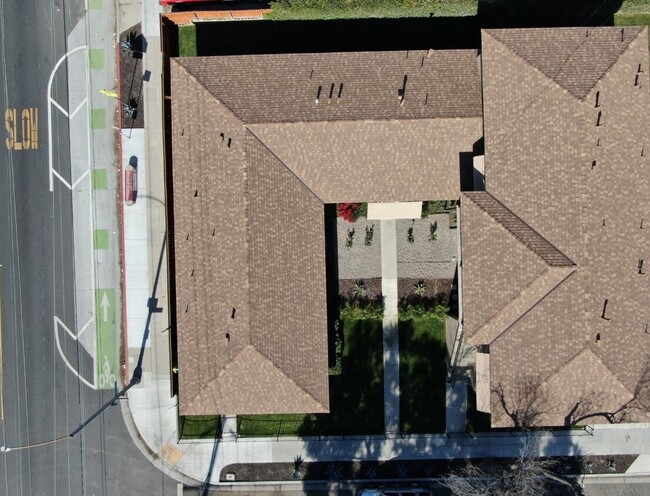 1207 E 56th St in Long Beach, CA - Foto de edificio - Building Photo