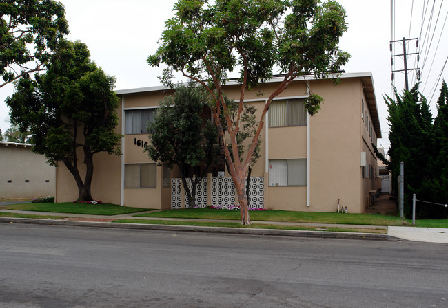 1616 E Sycamore Ave in El Segundo, CA - Foto de edificio - Building Photo