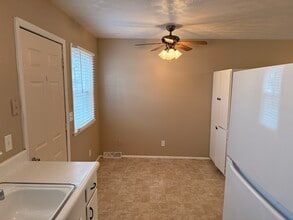 114 W Spring St in Eldridge, IA - Building Photo - Building Photo