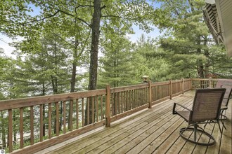 542 Island View Dr in Traverse City, MI - Foto de edificio - Building Photo