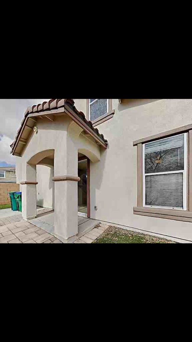 332 W Calle del Estribo Rentals in Sahuarita, AZ