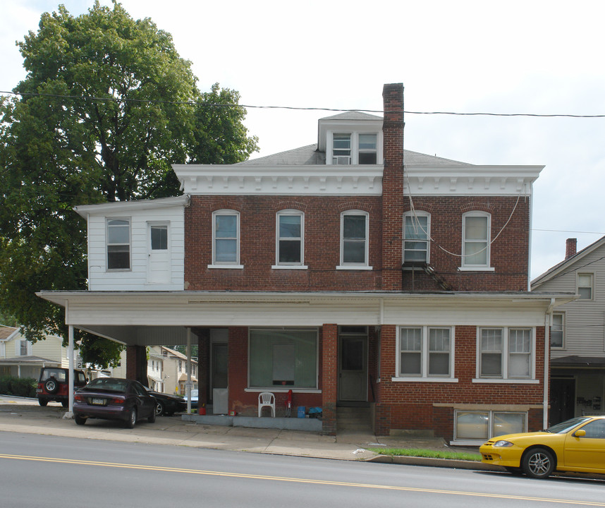 402 W Main St in Bloomsburg, PA - Foto de edificio