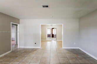 1710 NW 109th St in Miami, FL - Building Photo - Building Photo