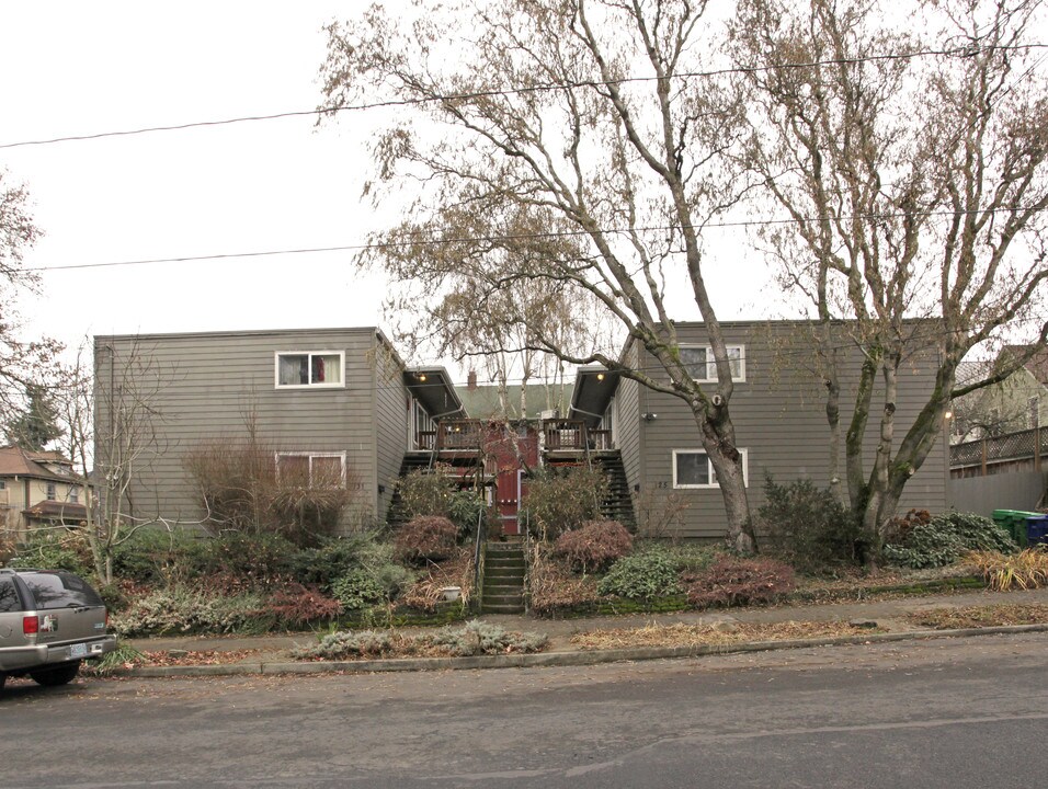 131 SE 22nd Ave in Portland, OR - Foto de edificio