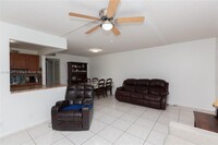 13355 SW 9th Ct in Pembroke Pines, FL - Foto de edificio - Building Photo