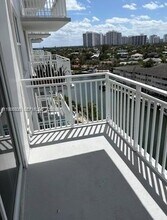427 Golden Isles Dr in Hallandale Beach, FL - Building Photo - Building Photo