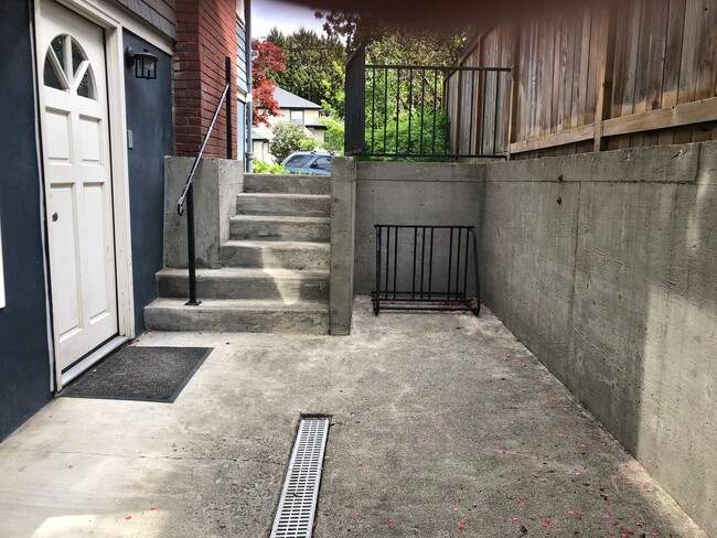 2427 NE 9th Ave in Portland, OR - Foto de edificio - Building Photo
