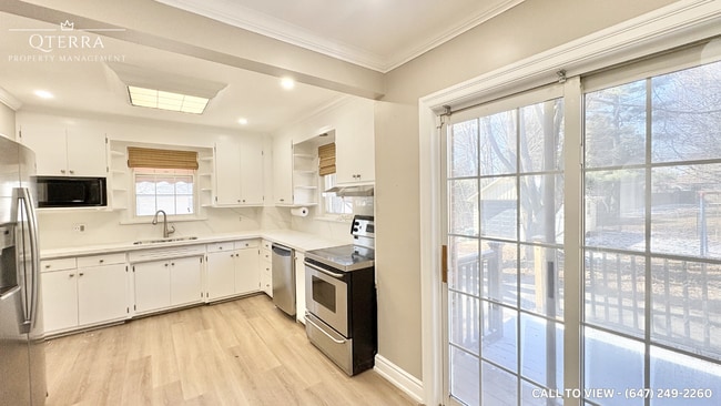 1052 King St E in Oshawa, ON - Building Photo - Building Photo