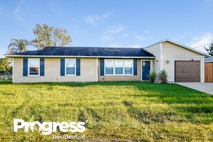 4010 14th St W in Lehigh Acres, FL - Building Photo