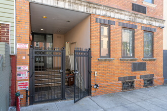 194 Meserole St in Brooklyn, NY - Building Photo - Building Photo