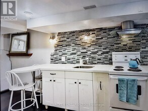 254 Broadway Ave in Toronto, ON - Building Photo - Building Photo