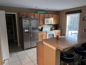 9 Batmanuel Ln in Milford, ME - Foto de edificio - Building Photo