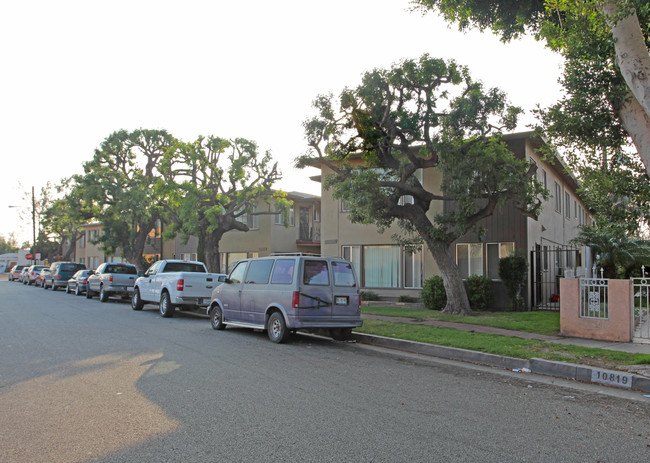 10825-10841 Saint James Ave in South Gate, CA - Building Photo - Building Photo