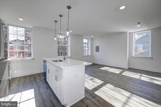 211 E Union St in Burlington, NJ - Building Photo - Building Photo