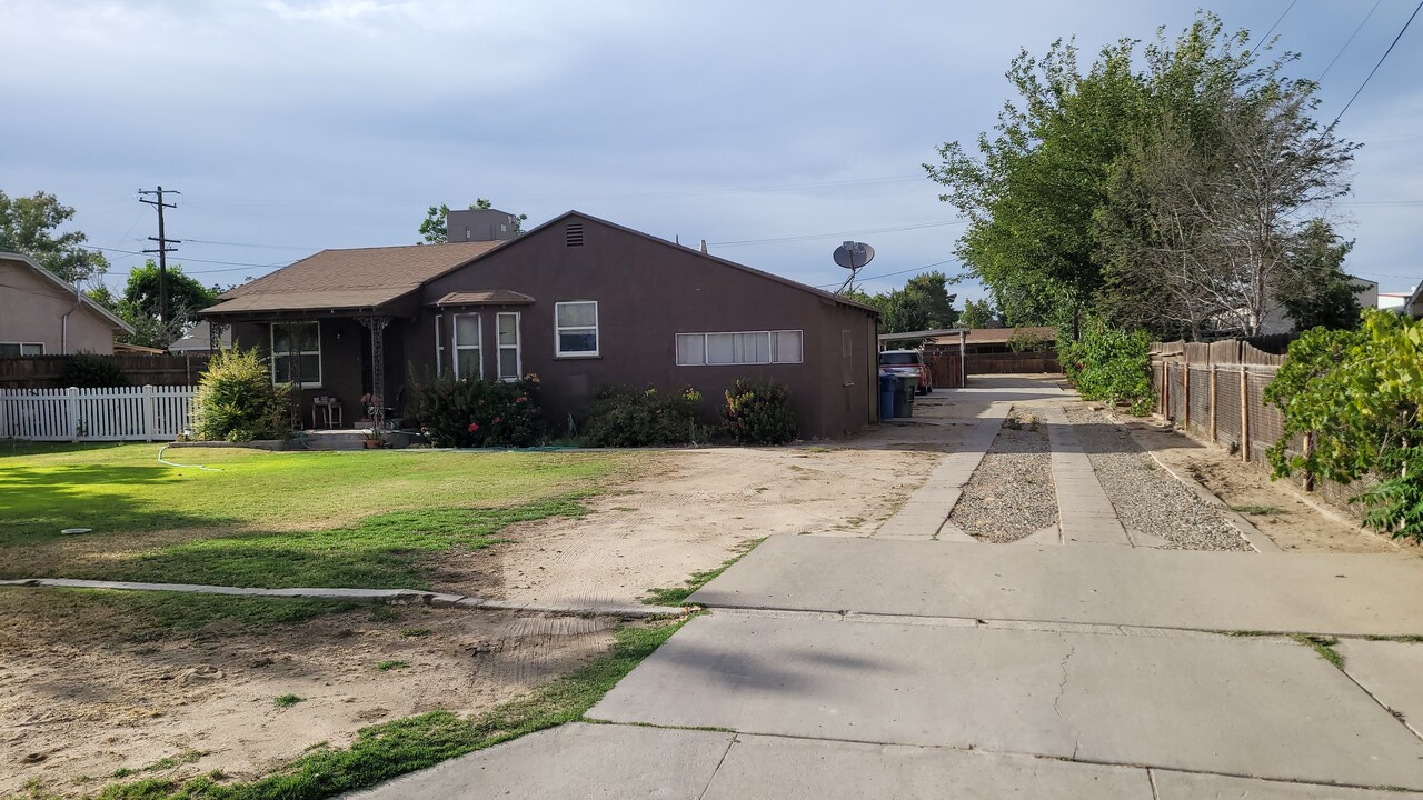 9820 Greenacres Dr in Bakersfield, CA - Building Photo