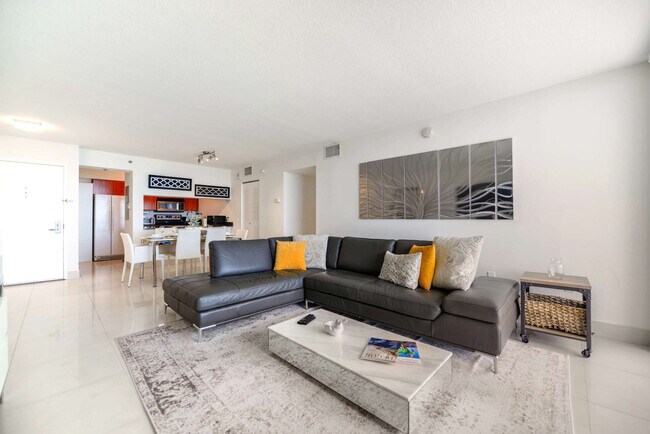 1200 Brickell Bay Dr in Miami, FL - Building Photo - Building Photo