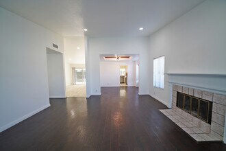 27767 Crookshank Dr in Santa Clarita, CA - Building Photo - Building Photo