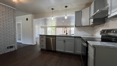 2153 Huntleigh Dr in The Village, OK - Building Photo - Building Photo