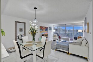 18041 Biscayne Blvd in Aventura, FL - Building Photo