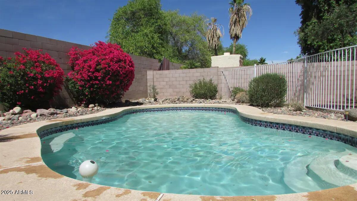8620 W Paradise Ln in Peoria, AZ - Building Photo
