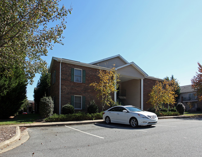 Catawba Place in Hickory, NC - Foto de edificio - Building Photo