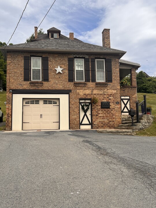 213 Locust Ave, Unit Garage Apartment in Fairmont, WV - Foto de edificio