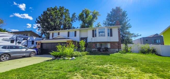 543 Applewood Dr in Centerville, UT - Building Photo - Building Photo