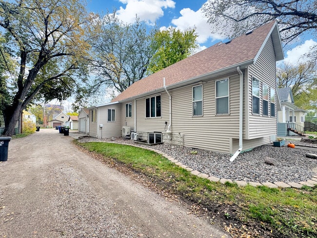 1118 9th Ave N, Unit Down in Fargo, ND - Building Photo - Building Photo