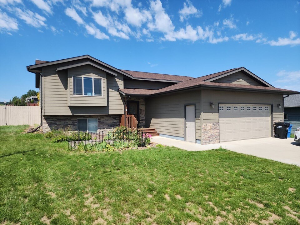 2 Eli Dr in Rapid City, SD - Building Photo