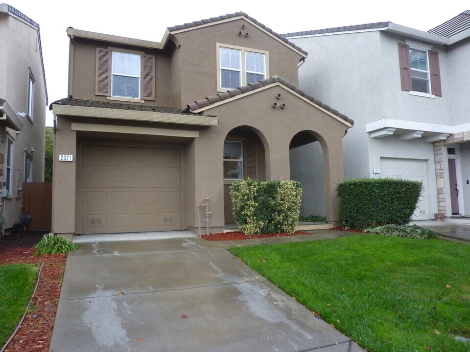 2371 Snowberry Cir in West Sacramento, CA - Building Photo
