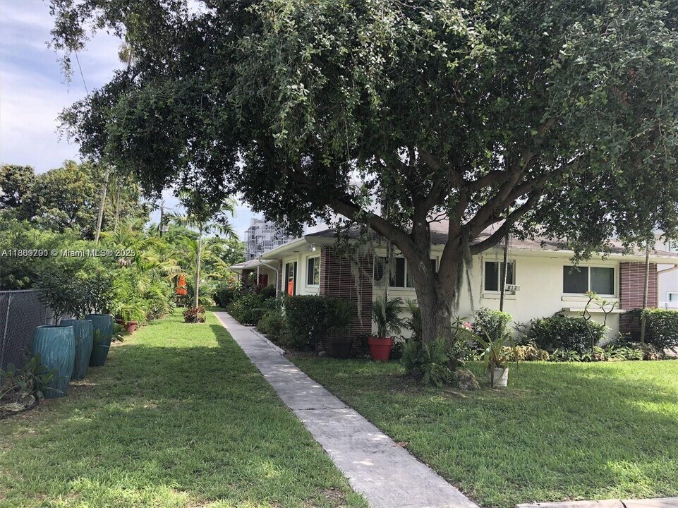 812 NE 90th St in Miami, FL - Building Photo