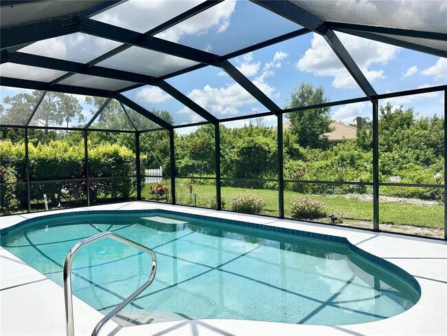 5024 Southern Pine Cir in Venice, FL - Building Photo - Building Photo