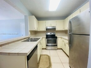 351 Palm Way, Unit 202 in Pembroke Pines, FL - Building Photo - Building Photo