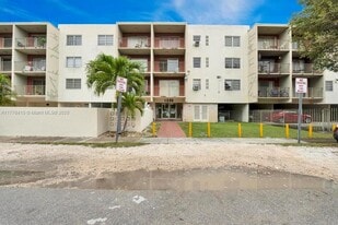 1225 NE 124th St in North Miami, FL - Building Photo