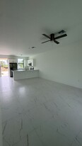 1105 Dean St E in Lehigh Acres, FL - Building Photo
