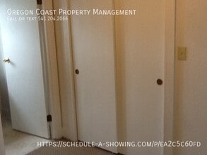 130 SW Brook St in Newport, OR - Foto de edificio - Building Photo
