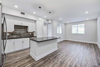 The Vineyards Apartments in Porter Ranch, CA - Foto de edificio - Building Photo