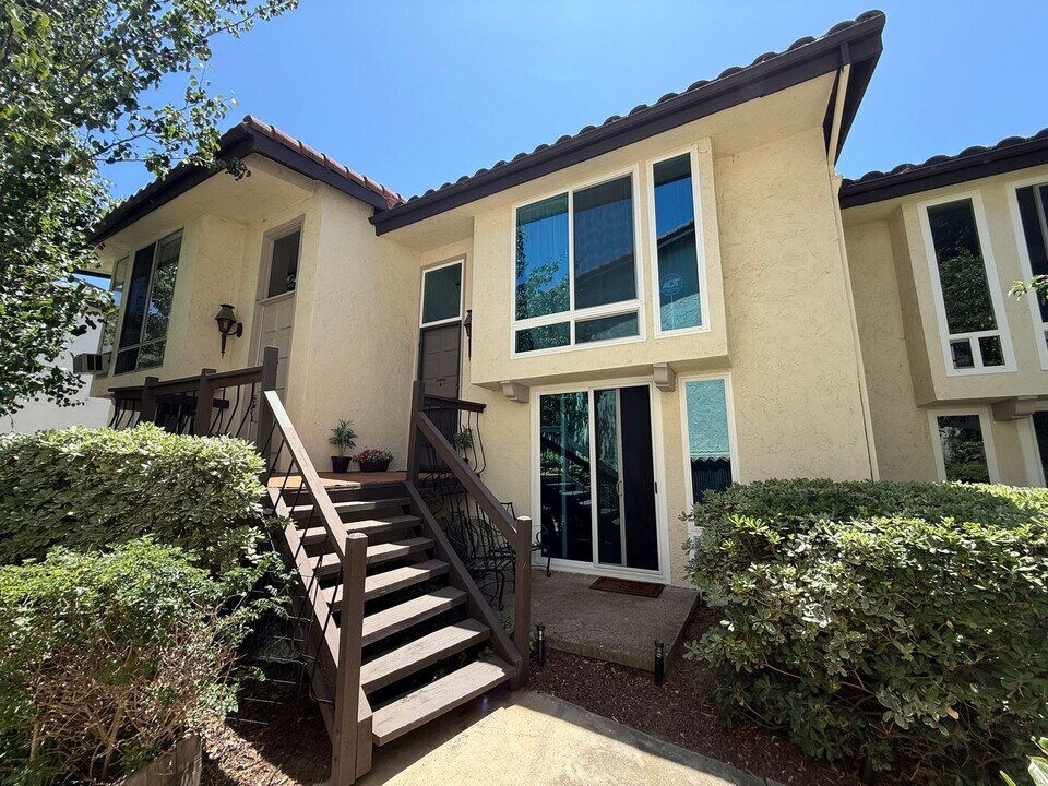 2404 Altisma Way in Carlsbad, CA - Building Photo