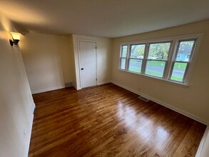 107 Douglas Ave, Unit A in Liverpool, NY - Building Photo - Building Photo