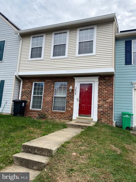 2423 W Rosecroft Village Cir in Oxon Hill, MD - Building Photo