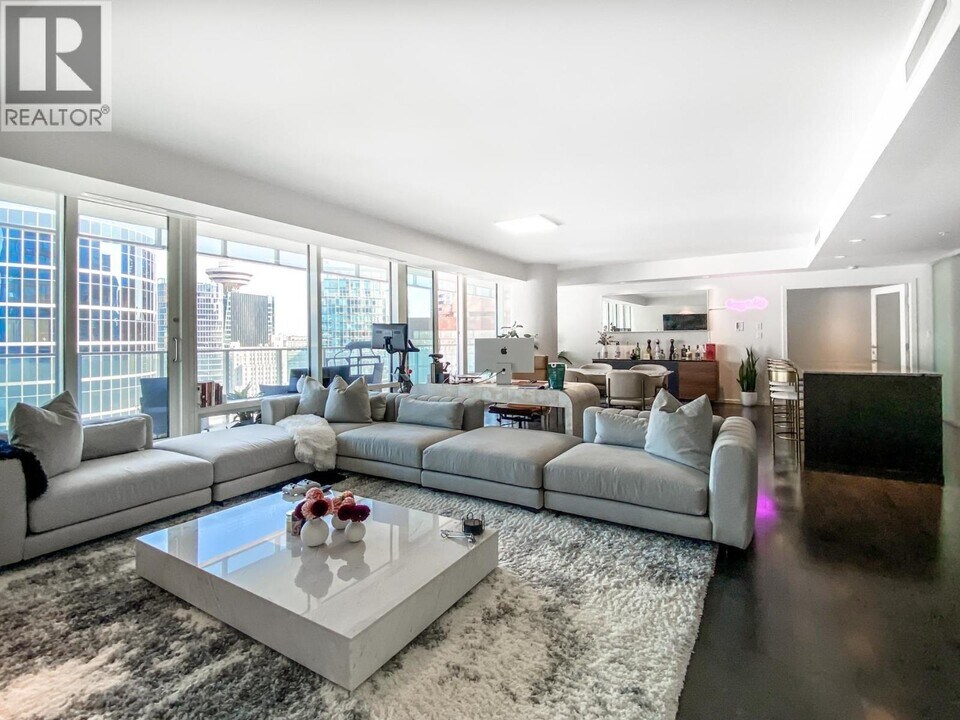 1011 W Cordova St in Vancouver, BC - Building Photo