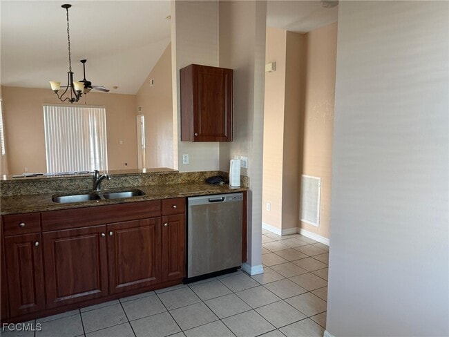 3616 Pine Oak Cir in Ft. Myers, FL - Building Photo - Building Photo